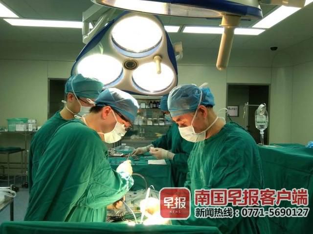 一口闷的代价是20多万！广西一男子喝酒时误吞牙签，一路戳进心脏！