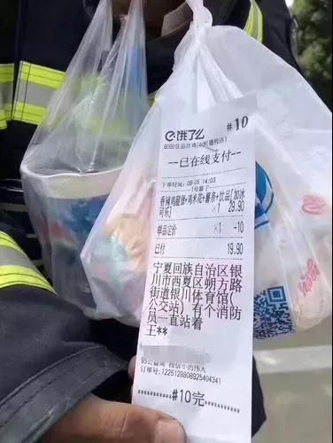 感动 | 90后女大学生为消防官兵点去暖心外卖